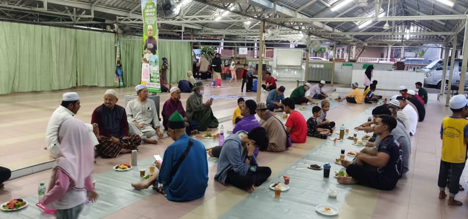Suasana Iftar di Kawasan Muslimin di Jamuan Iftar Harian Sepanjang Ramadhan 1444H Surau Al-Mujahidin